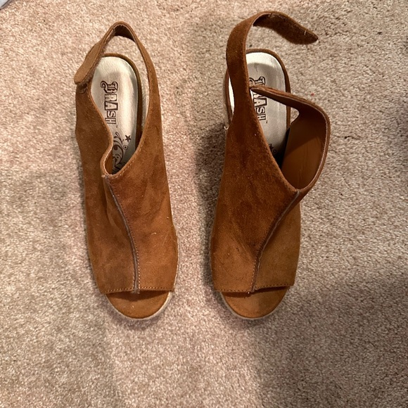 Shoes - Picture 3 of 6